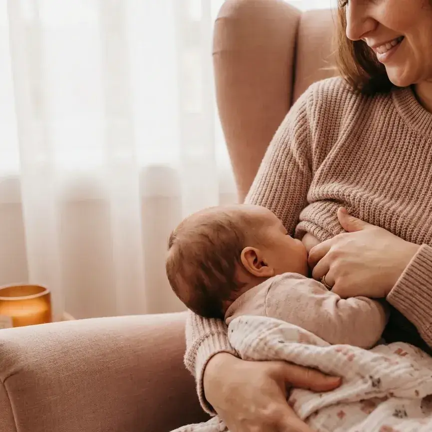Mãe amamentando bebê