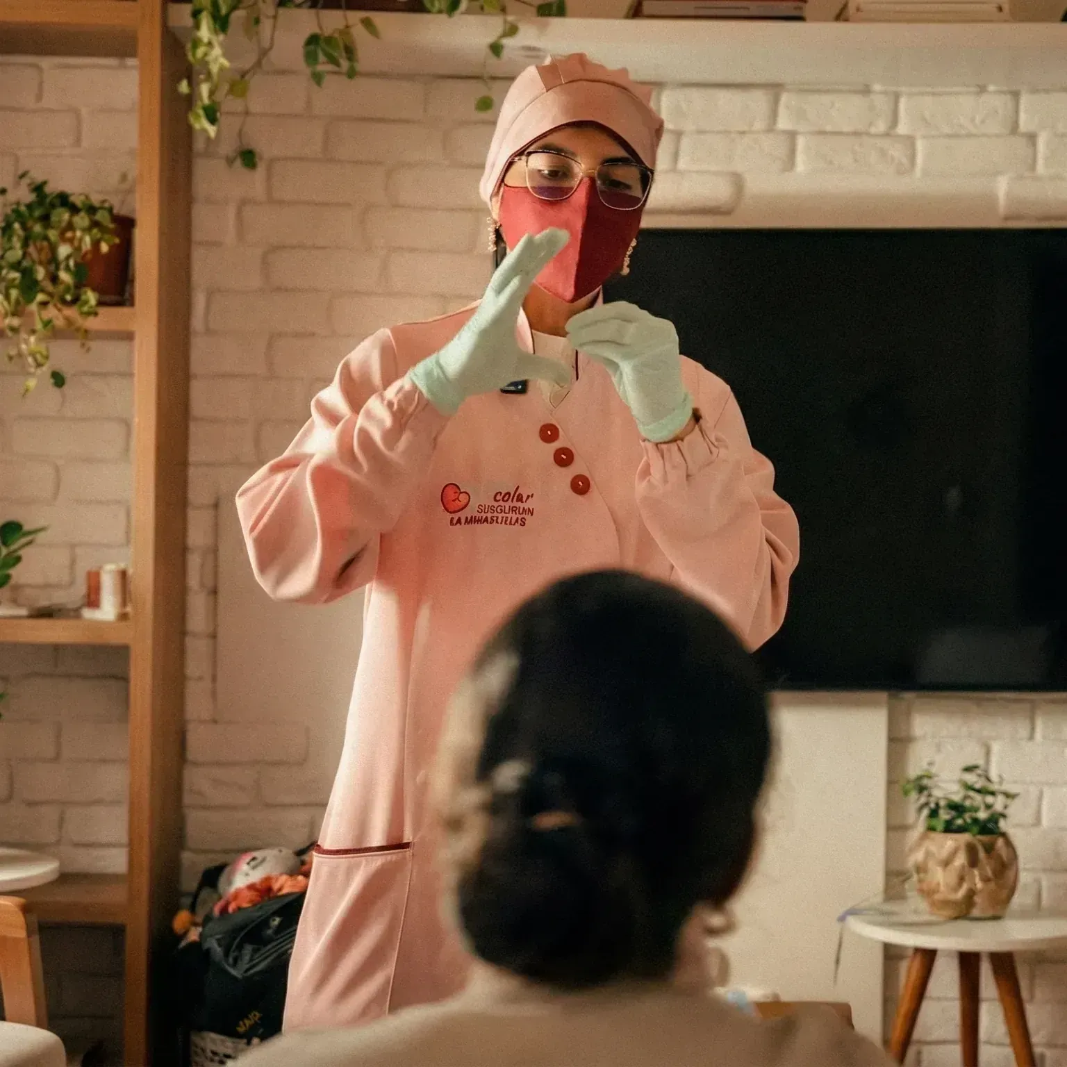 Consultora orientando mãe na amamentação